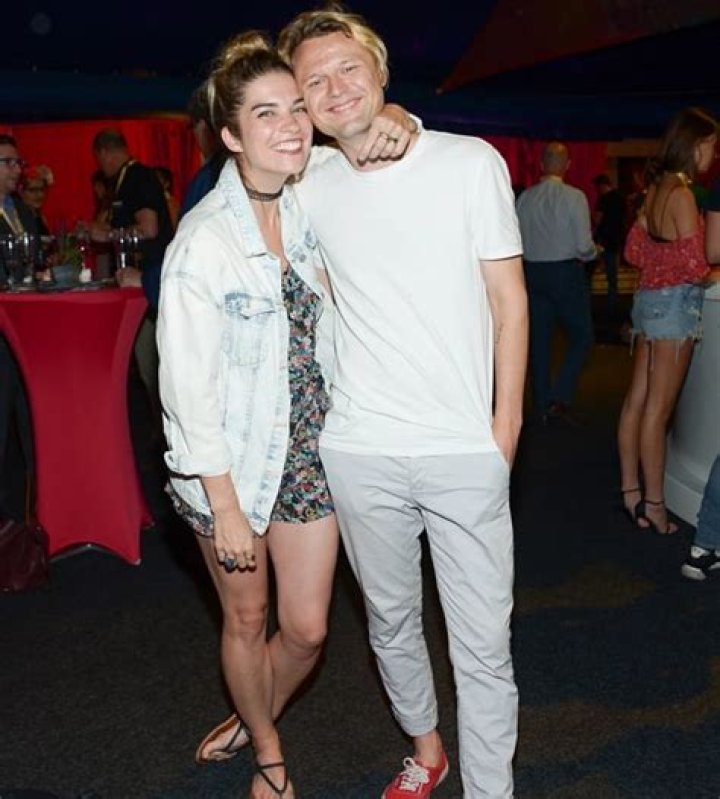 Annie Murphy Height, Age, Feet, Married, Husband, Boyfriend