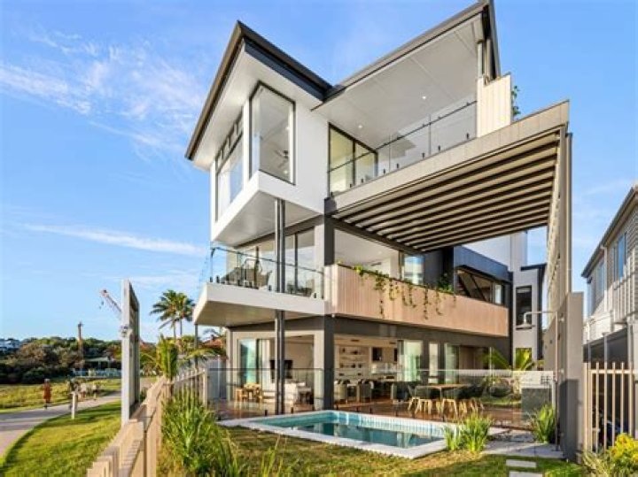 Delivery driver trades $7.2m beachfront prize home for Aussie caravan adventure